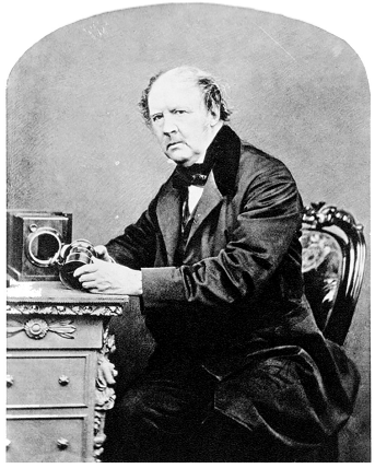 William Henry Fox Talbot en un calotipo realizado por el&nbsp;escoc&eacute;s John Moffat (1819-1894), en mayo de 1864.