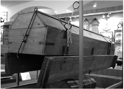 Ata&uacute;d josefiniano (Bestattungsmuseum, Viena, Austria).&nbsp;El artificio, toda vez que conclu&iacute;an las exequias, como puede apreciarse,&nbsp;contaba con un fondo que se abr&iacute;a al accionar el mecanismo.&nbsp;De tal modo, el cuerpo ca&iacute;a a la tumba y el ata&uacute;d se retiraba&nbsp;para emplearse en otro servicio funerario.