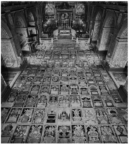 Suelo de la Concatedral de San Juan en Malta, con 400&nbsp;enterramientos de caballeros y oficiales de la Orden de San Juan&nbsp;de Jerusal&eacute;n, cuyas l&aacute;pidas cubren absolutamente todo el piso del&nbsp;
templo. La primera tumba data del 1606 y los cuerpos continuaron&nbsp;siendo enterrados en la catedral hasta el siglo XIX.