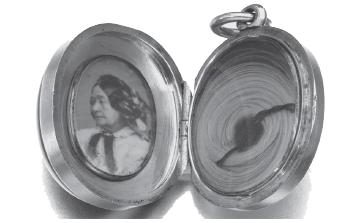 Ejemplo de las denominadas &ldquo;joyas de luto&rdquo;: colgante&nbsp;de &aacute;gata y diamantes con fotograf&iacute;a y mechones de cabello encargado&nbsp;por el pr&iacute;ncipe consorte Alberto de Sajonia-Coburgo y Gotha&nbsp;(1819-1961) para su esposa, la reina Victoria del Reino Unido&nbsp;(1819-1901), para recordar la muerte de su madre, Victoria Mar&iacute;a&nbsp;Luisa de Sajonia-Coburgo-Saalfeld (1786-1861), duquesa viuda de&nbsp;Kent, fallecida en 1861. Propiedad de Patricia Knatchbull (1924-2017), segunda condesa Mountbatten.