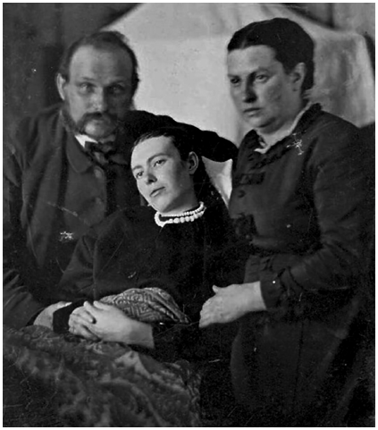 Fotograf&iacute;a familiar brit&aacute;nica en la que los padres posan&nbsp;junto con su hija fallecida. Obs&eacute;rvese que el rostro de la difunta, al&nbsp;no moverse durante la exposici&oacute;n, aparece mucho m&aacute;s definido.&nbsp;La fecha y procedencia de la imagen se encuentra en discusi&oacute;n.