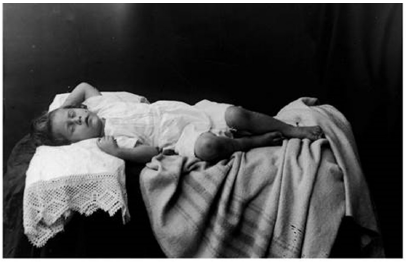 Fotograf&iacute;a de ni&ntilde;a muerta posando &ldquo;como dormida&rdquo; realizada&nbsp;por el fot&oacute;grafo colombiano Luis Melit&oacute;n Rodr&iacute;guez M&aacute;rquez&nbsp;(1875-1942), en 1908. Manejando la toma con gran habilidad est&eacute;tica,&nbsp;el fot&oacute;grafo invita al espectador a mantenerse en un respetuoso&nbsp;silencio (Osorio Cossio, 2016).