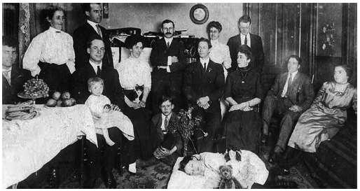 Abigarrada composici&oacute;n de grupo cuasi pict&oacute;rica, en la que el cuerpo&nbsp;de la ni&ntilde;a finada, en el centro y abajo, domina la escena, estableciendo el motivo&nbsp;de la fotograf&iacute;a. Tras &eacute;l, incorporados al recuerdo y como velando su sue&ntilde;o,&nbsp;posan con sus mejores galas los deudos principales de la fallecida, ofreciendo la&nbsp;impresi&oacute;n general de una nutrida reuni&oacute;n familiar (Clara Barton Missing Soldiers&nbsp;Office Museum, Washington D.C., EE. UU.).