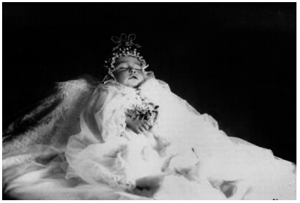 Retrato post mortem con matiz de aura de una ni&ntilde;a, realizado&nbsp;en 1915 por Julio Cordero Castillo (1879-1961), uno de los&nbsp;&uacute;ltimos fot&oacute;grafos de difuntos boliviano, en La Paz (Archivo Julio&nbsp;Cordero, La Paz, Bolivia).