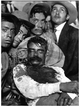Conocida fotograf&iacute;a, de autor&nbsp;desconocido, del cad&aacute;ver del l&iacute;der revolucionario&nbsp;Emiliano Zapata (1879-1919), exhibido&nbsp;en Cuautla, Morelos (M&eacute;xico), 10 de&nbsp;abril de 1919 (Archivo Casasola, Hidalgo,
M&eacute;xico).