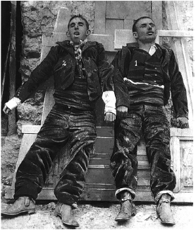 Fotograf&iacute;a de autor&iacute;a an&oacute;nima en&nbsp;la que se exhiben los cad&aacute;veres del c&eacute;lebre&nbsp;bandolero Francisco R&iacute;os Gonz&aacute;lez, &ldquo;Pernales&rdquo;&nbsp;(1879-1907), a la derecha y marcado&nbsp;con el n&uacute;mero 1, y Antonio Jim&eacute;nez Rodr&iacute;guez,&nbsp;&ldquo;El Ni&ntilde;o del Arahal&rdquo; (1881-1907). La&nbsp;imagen fue encargada por la Guardia Civil&nbsp;despu&eacute;s de que ambos fueran abatidos a tiros&nbsp;en Villaverde de Guadalimar (Albacete),&nbsp;a fin de documentar y publicitar el final del&nbsp;que fuera uno de los criminales &ldquo;m&aacute;s buscados&rdquo;&nbsp;de la Espa&ntilde;a de la &eacute;poca.