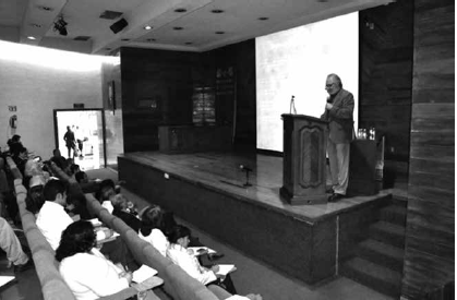 Jos&eacute; Luis D&iacute;az, en el auditorio del Instituto Nacional de&nbsp;Psiquiatr&iacute;a, en su participaci&oacute;n durante el curso de Teor&iacute;a de la Evoluci&oacute;n&nbsp;y Salud Mental, del cual fue coorganizador (foto tomada por&nbsp;el &aacute;rea de audiovisuales del Instituto Nacional de Psiquiatr&iacute;a Ram&oacute;n&nbsp;de la Fuente Mu&ntilde;iz).